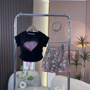 Tuta a due pezzi alla moda da ragazza di 2024 estate nuova t-shirt a manica corta con stampa Casual e <span class=keywords><strong>gonna</strong></span> con <span class=keywords><strong>paillettes</strong></span> per bambini - Product Image 3