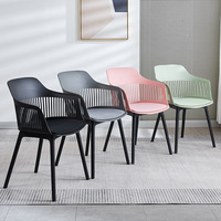 Meilleur prix, chaise en plastique respirante à dossier à lattes avec coussin, chaise de salle à manger pour café, terrasse, restaurant