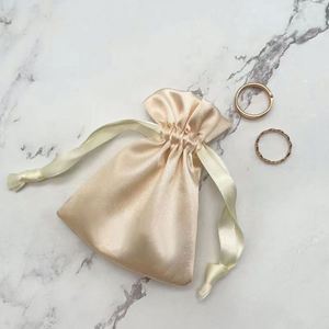 Sac de rangement anti-poussière en tissu satiné de soie, lisse et doux, avec cordon de serrage, personnalisable avec logo, vente en gros usine - Product Image 1