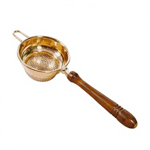 Passoire à thé vintage en laiton avec manche en bois, infuseur en maille métallique polie pour thé en vrac, ustensile de cuisine - Product Image 1