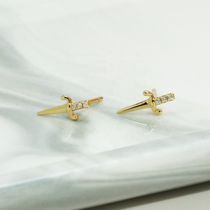 Bijoux fantaisie personnalisés <span class=keywords><strong>en</strong></span> argent sterling 925 Plaqué <span class=keywords><strong>or</strong></span> 18 carats <span class=keywords><strong>Piercing</strong></span> <span class=keywords><strong>Blanc</strong></span> Noir CZ Zircon Poignard Épée Boucles d'oreilles pour femmes - Product Image 6