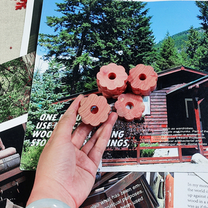 Vente en gros d'accessoires en bois, sacs <span class=keywords><strong>de</strong></span> rangement, boules <span class=keywords><strong>de</strong></span> cèdre, anneaux, ensemble <span class=keywords><strong>de</strong></span> bûches, guirlande, blocs <span class=keywords><strong>de</strong></span> cèdre rouge <span class=keywords><strong>pour</strong></span> le rangement des vêtements - Product Image 2