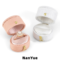 Boîte à bagues ovale en lin personnalisée avec insert en velours et couvercle rabattable pour emballage de bijoux, idéale pour les fiançailles, les mariages et les propositions de mariage