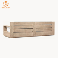 Ensemble de canapés d'extérieur gris foncé moderne, coussins en tissu blanc avec table de foyer carrée, mobilier de patio pour villa et jardin
