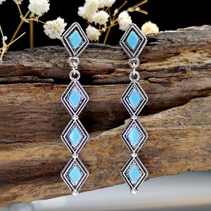 Orecchini Pendenti Vintage a Forma di Foglia con Diamanti e Accenti Colorati, Design Retrò, Accessori di Moda per Donne - Product Image 2