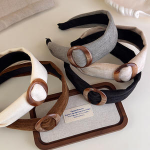 Serre-tête large en tissu uni pour femme avec boucle ovale en résine marron – Accessoire de mode féminin - Product Image 3