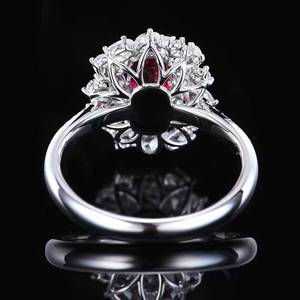 Joyería de lujo SGARIT, anillo de oro macizo de 18 quilates con rubí natural sin calentar color sangre de paloma, con 14 diamantes de 0.07 quilates y 24 zafiros blancos. - Product Image 3