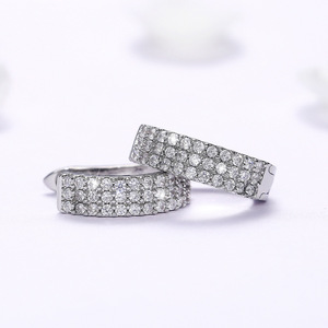 Orecchini a polsino a forma di U con cristalli pavé per donna, accessori moda minimalisti per tutti i giorni e feste - Product Image 4