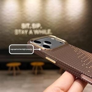 Étui de téléphone magnétique de luxe fin en fibre de carbone pour iPhone 17 15 16 Pro Max 17 Air, coque rigide de protection compatible avec la recharge sans fil - Product Image 6