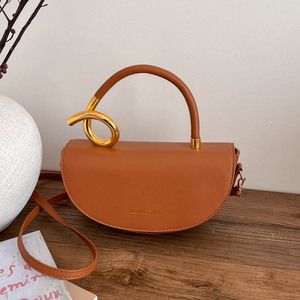 Bolso bandolera de cuero PU elegante y a la moda para mujer, venta al por mayor, bolso semicircular con forro de poliéster y decoración de cadena retro - Product Image 4