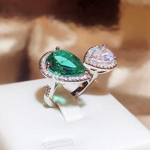 Anello da Cocktail T0815 per Donna con Smeraldo a Forma di Pera, Pietra Naturale con Incastonatura Pavé, Anello di Fidanzamento alla Moda - Product Image 2