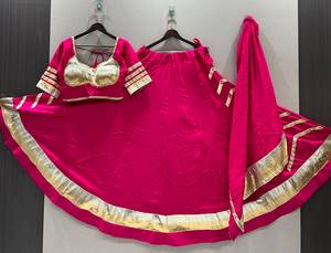 Conjunto de Lehenga Choli de Diseño en Color Morado con Borde Metálico Dorado y Dupatta para Eventos Festivos y Bodas - Product Image 4