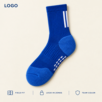 Chaussettes renforcées antidérapantes Field Grip Secure Fit avec talon amorti, bleu roi, pour le football, profil fin, avec tableau de tailles pour crampons.