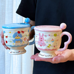 Taza de Cerámica con Tapa y Cuchara, Diseño de Perro y Conejo de Dibujos Animados, Regalo para Parejas, Primavera 2025, Taza Individual - Product Image 1