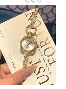 Reloj de Mujer de Lujo con Diseño de Cielo Estrellado, Estilo de Brazalete Hueco Único y Exquisito, Especial de Navidad - Product Image 3