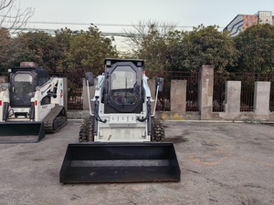 Chargeuse compacte S300 d'occasion, modèle 2022, capacité de charge nominale de 1 tonne, moteur à faible nombre d'heures de fonctionnement - Product Image 3