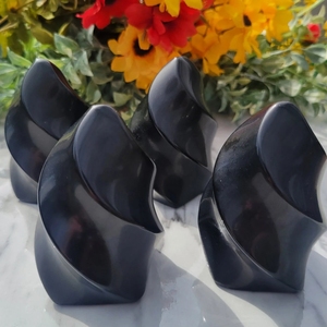Obsidiana Negra Pulida con Llama, Cristal Natural de Energía Curativa para Decoración del Hogar, Venta al por Mayor - Product Image 1