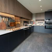 Armoire murale flottante en bois massif personnalisée, sans poignée, avec étagère intérieure réglable, design anti-humidité pour cuisine moderne