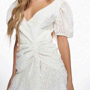 Robe courte plissée à col en V et manches bouffantes brodées, style cache-cœur, avec broderie personnalisée en coton, conçue par le fabricant - Product Image 3