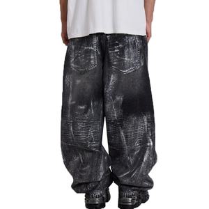 กางเกงยีนส์ผู้ชายสไตล์พังก์ทรงหลวม ผ้าฝ้าย 100% ล้างสีแบบวิสเกอร์ พร้อมเคลือบฟอยล์สีเงิน ดีไซน์ 3 มิติ แบบสั่งทำสำหรับขายส่ง - Product Image 3