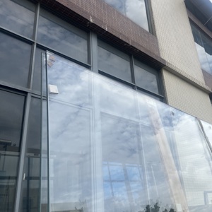 Grand verre de sécurité incurvé transparent trempé sur mesure, verre trempé à chaud pour la décoration des murs extérieurs des centres commerciaux - Product Image 3