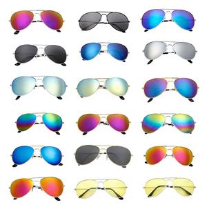 Gafas de Sol Personalizadas con Montura Metálica Dorada y Plateada, Protección UV400 Polarizada <span class=keywords><strong>para</strong></span> <span class=keywords><strong>Hombre</strong></span> y Mujer - Product Image 2