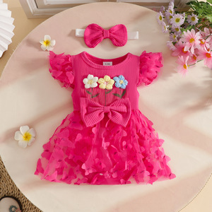 Completo estivo 2026 per bambine in cotone, 2 pezzi: vestito con fiori tridimensionali e maniche a volant, gonna a triangolo a costine con farfalle e accessorio per capelli - Product Image 6