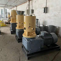 Granulateur mobile à matrice plate pour granulés de bois, transformant les tiges de maïs et les copeaux de bois en granulés de combustible biomasse pour le chauffage agricole