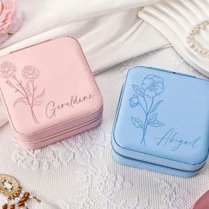 กล่องใส่เครื่องประดับหนัง PU ลายดอกไม้ กล่องใส่แหวนแบบกำหนดเองสำหรับเก็บสร้อยคอ กล่องเก็บเครื่องประดับ สลักชื่อ ของขวัญสำหรับคนรัก - Product Image 1