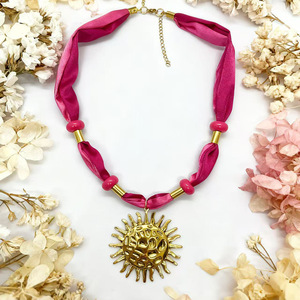 Collier pendentif de mode pour femme, bijoux fins en acier inoxydable, style soleil, avec foulard en soie - Product Image 1