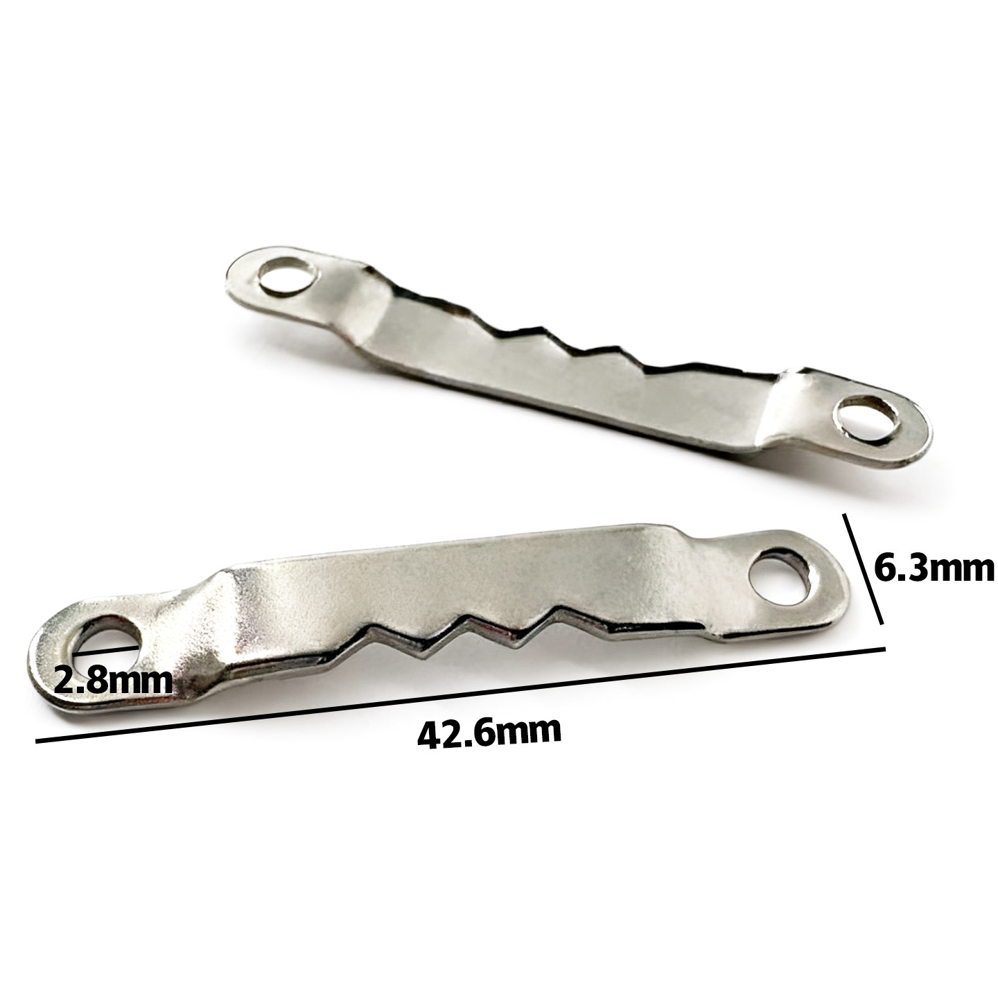 Silver double-ended serrated pendant