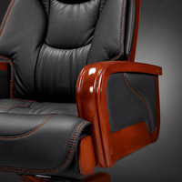 Chaise de bureau de direction noire avec surpiqûres contrastées, accoudoirs en bois et base à roulettes en bois