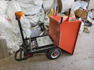Brouette en acier orange à 2 roues pneumatiques, chariot de transport de matériaux de construction à levage mécanique, fonctionnement manuel - Product Image 4
