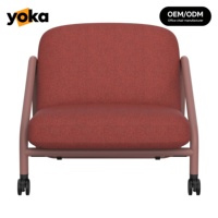 Fauteuil lounge à structure en acier avec roulettes, siège rembourré confortable, fauteuil mobile pour espaces publics et salon