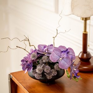 Arrangement d'orchidées Phalaenopsis artificielles en soie, décoration de vase pour bureau et table d'entrée, présentation florale - Product Image 1