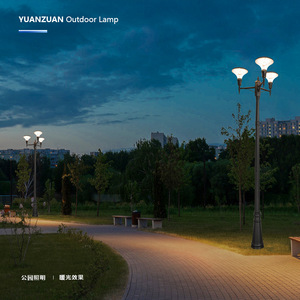 Lampadaire solaire extérieur à trois têtes avec poteau extensible, étanche IP65, lumière blanche neutre 4100K pour jardin, cour et aménagement paysager - Product Image 3