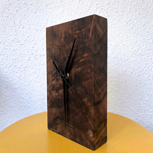 Horloge de bureau en bois faite à la main avec une finition en bois naturel élégante - Product Image 1