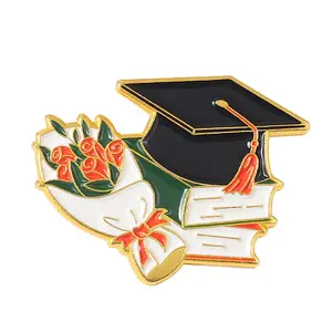 Spille smaltate per la stagione della laurea Creative Bachelor Cap Hat spilla Bag risvolto bottone distintivo gioielli di moda regalo per studenti amici