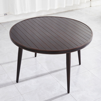 Meja Makan Taman Aluminium Modern Bergaya Outdoor dengan Bilah-Bilah, Furnitur Teras yang Dapat Ditumpuk oleh Woodard untuk Penggunaan di Villa Taman, Dilapisi Cat Bubuk