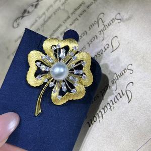 Broche de fleur de camélia élégante et haut de gamme, simple et tendance, perles d'eau de mer naturelles, accessoire féminin célèbre sur internet - Product Image 5