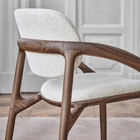 Chaise de salle à manger de style nordique moderne avec cadre en bois massif, coussin en tissu rembourré et accoudoirs incurvés pour la maison