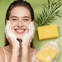 Savon pour le visage au curcuma de Source Factory, logo personnalisé, marque privée, OEM, ODM, blanchiment de la peau, nettoyage en profondeur, contrôle du sébum, en vrac, naturel