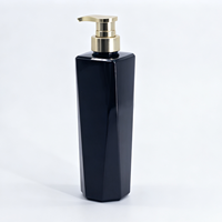 Bouteille pompe PET 550 ml avec tête de pompe dorée, contenant élégant et angulaire pour shampoing et gel douche, emballage personnalisé OEM