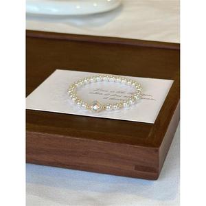 Bracciale con Perle Finte a Forma di Quadrifoglio, Gioiello di Lusso per Donne, Elegante Creazione del Designer, Lunghezza Standard - Product Image 1