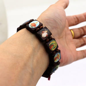สร้อยข้อมือทางศาสนาแบบยืดหยุ่นทำจากไม้รูนวูดสีเหลี่ยมน้ำมันหยดคริสเตียนคาทอลิกซานต้ามาเรีย - Product Image 5