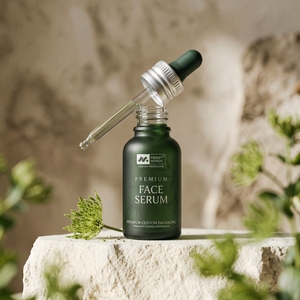Ensemble de pots cosmétiques et flacons compte-gouttes en verre vert givré avec bouchons en aluminium - Product Image 6