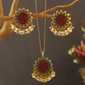 2024 Fashion Jewelry Special Exquisite Round Flower Necklace Earrings Pearl Set Wedding Set Antique Gold Bohemian Necklaces Set