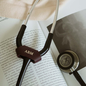 Etiquetas de cuero para estetoscopios en stock, fundas de cuero personalizadas para identificación de estetoscopios de médicos y enfermeras, regalos para hospitales. - Product Image 1