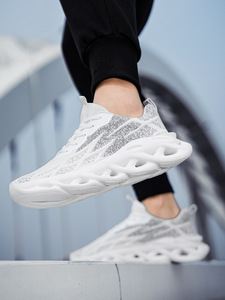 Zapatillas deportivas para hombre de talla grande con parte superior de malla transpirable y suela gruesa para absorción de impactos, ideales para correr de manera casual. - Product Image 6