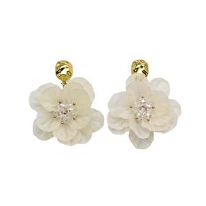 Pendientes de Moda con Diseño de Flor Blanca, Acero Inoxidable 316L, Baño de Oro PVD, Resistentes y Sostenibles - Product Image 1